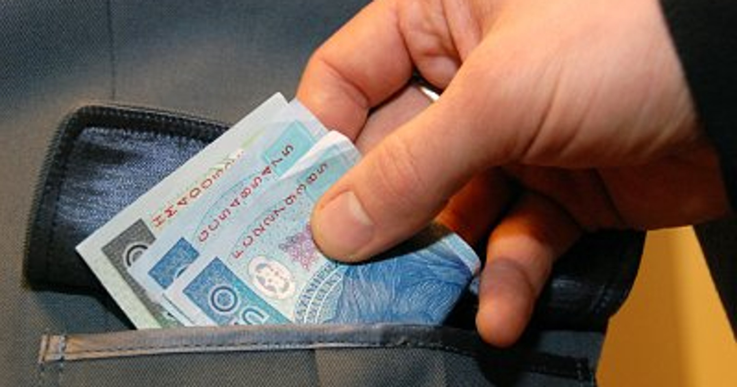  Prędkość i łapówka: Kierowca w tarapatach/policja.pl