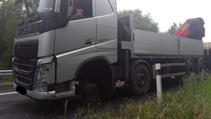 Jechał ciężarówką bez przedniego koła po autostradzie. Szukał warsztatu 