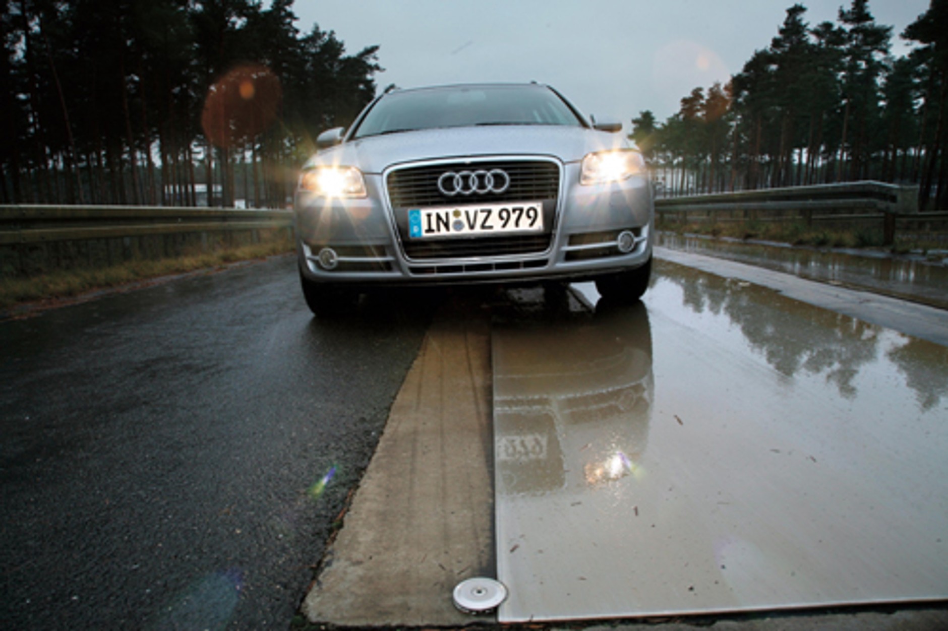 Czy 4x4 pomaga na mokrym?