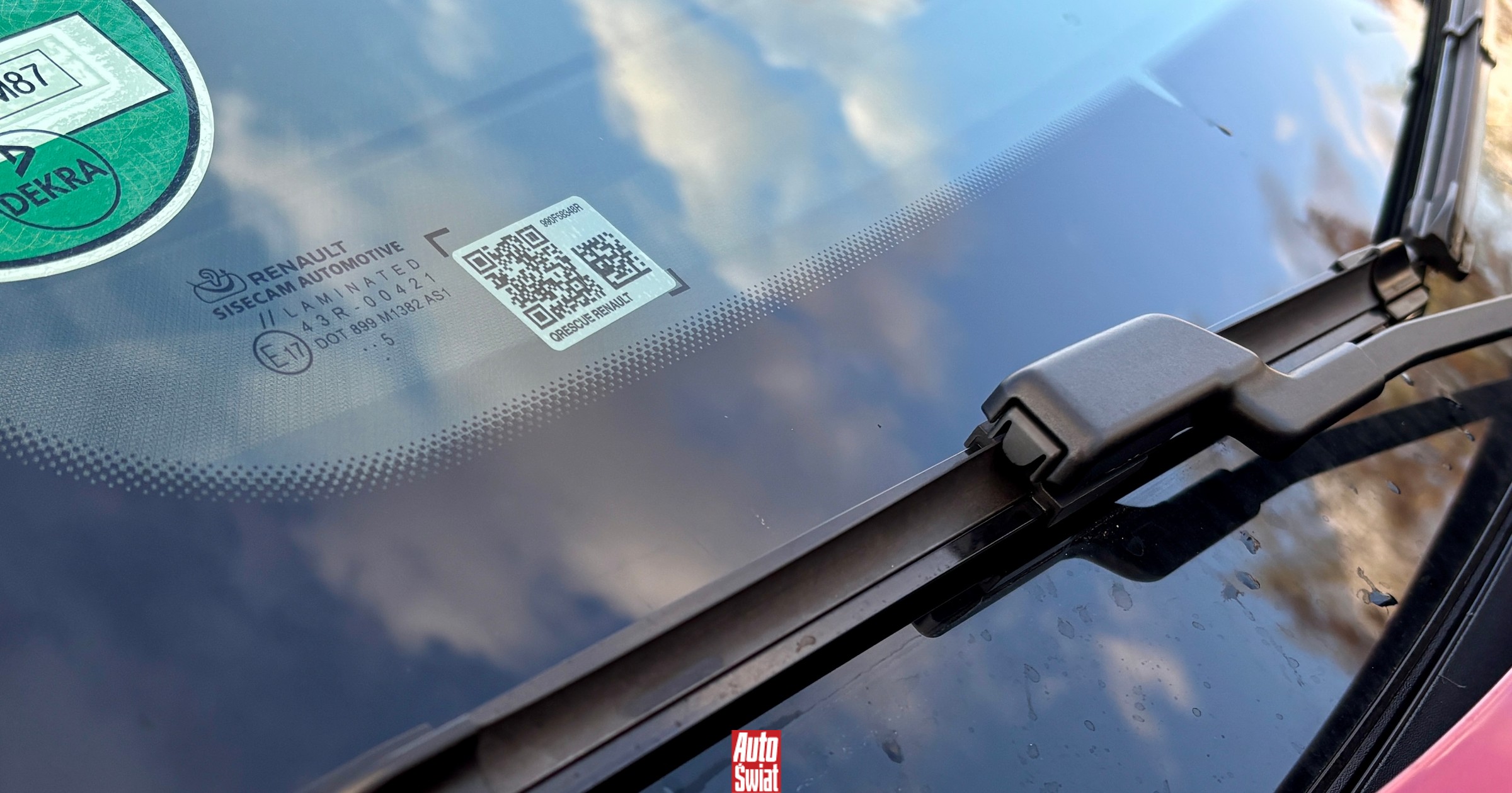 Nietypowa naklejka na szybie samochodu. Ten kod QR jest bardzo ważny