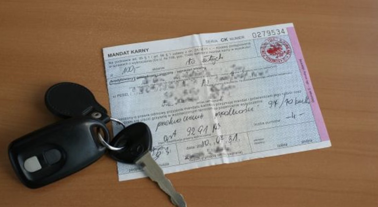 Znalazłem w szufladzie stary mandat i paragon ze stacji. Nie mogę uwierzyć w te kwoty