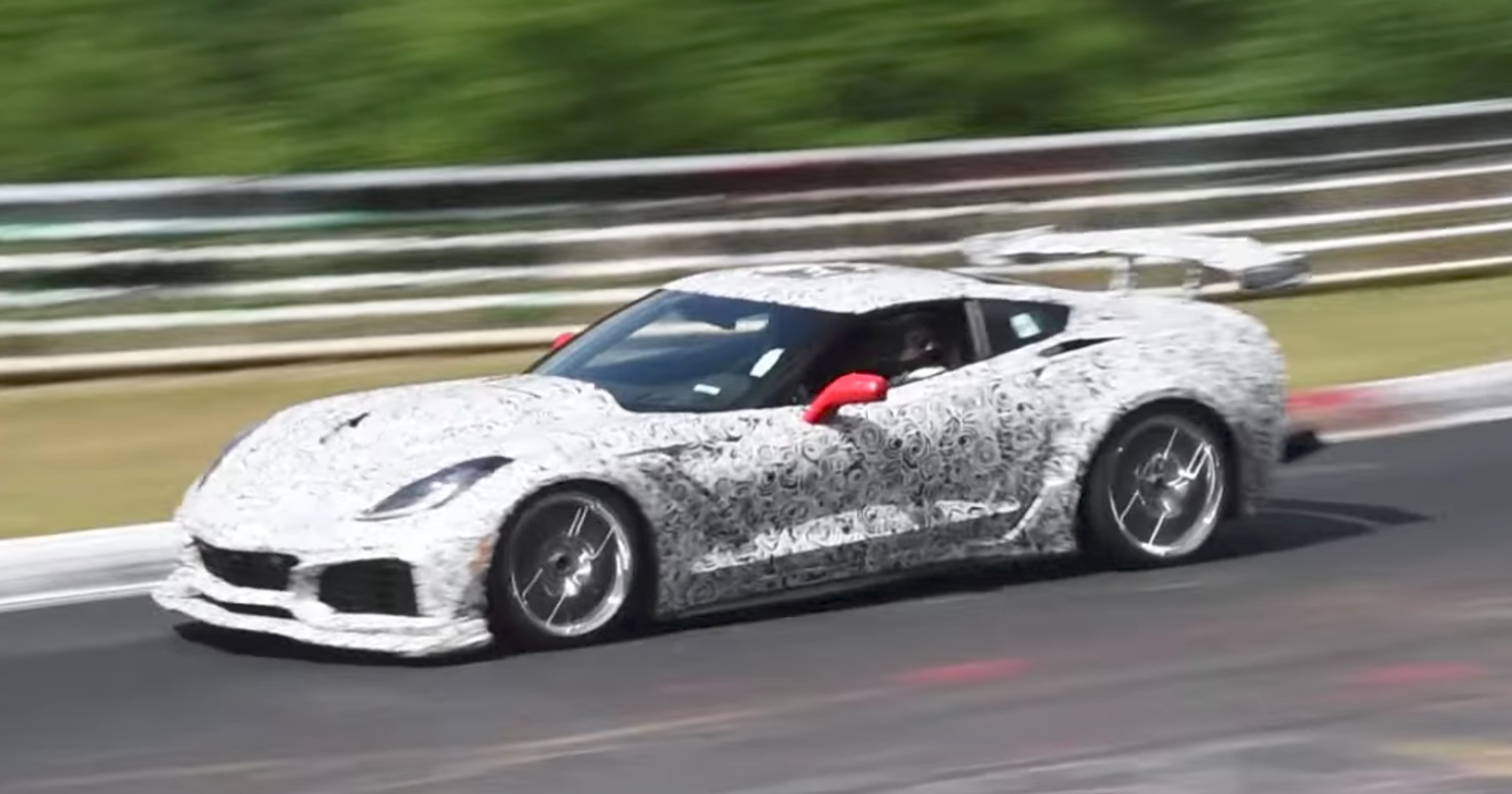 Chevrolet Corvette ZR1 robi zamieszanie w Zielonym Piekle
