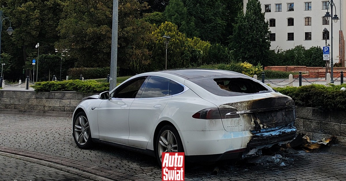 Tesla Model S paliła się w Brzegu. Zebrany materiał nie budził wątpliwości