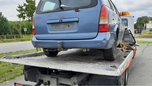 Przewoził wrak samochodu na lawecie. Inspektorzy mieli słuszne podejrzenia