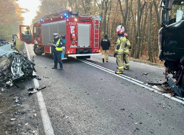 Zginęli na miejscu. Po zderzeniu z tirem "samochód odbił się jak piłka"