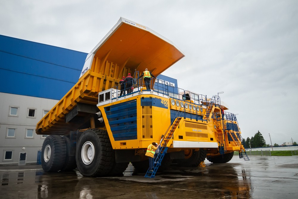 Oto białoruski kolos. Przy nim inne ciężarówki wyglądają jak zabawki