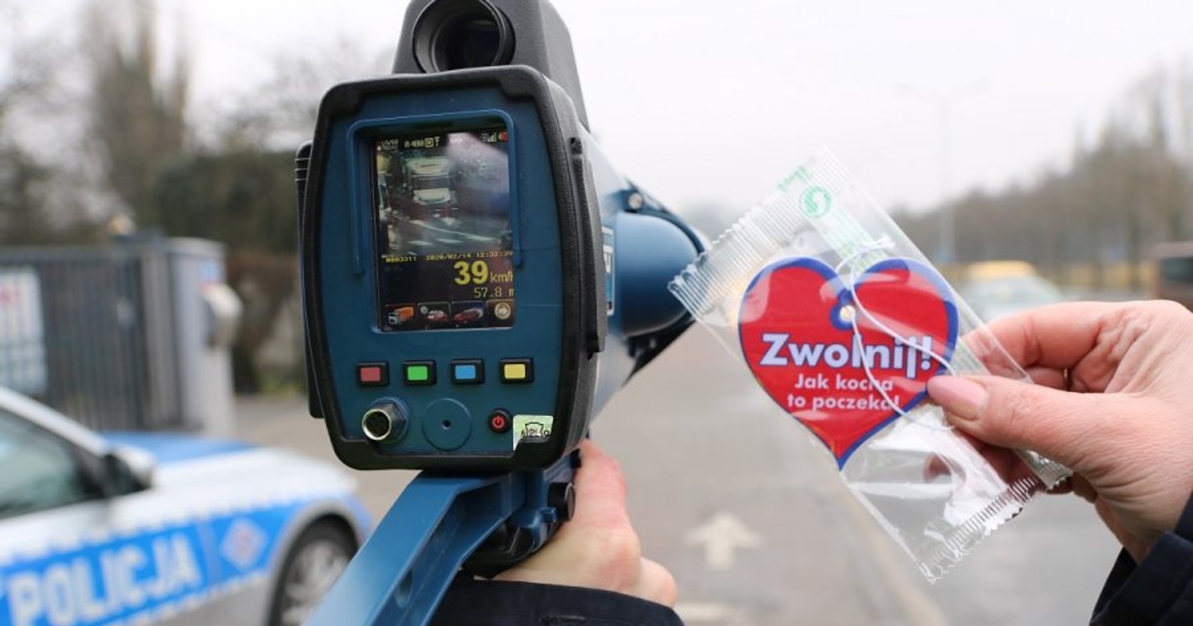 Walentynkowa akcja policji - "Zwolnij. Jak kocha to poczeka"