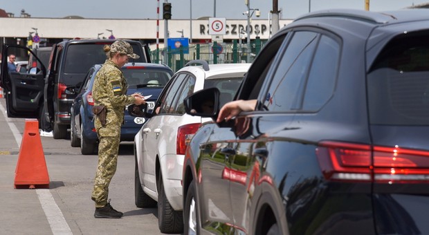 Granica z Ukrainą -  kolejka osobówek na 11 km i pięć dni czekania. To auta sprowadzane  bez podatków