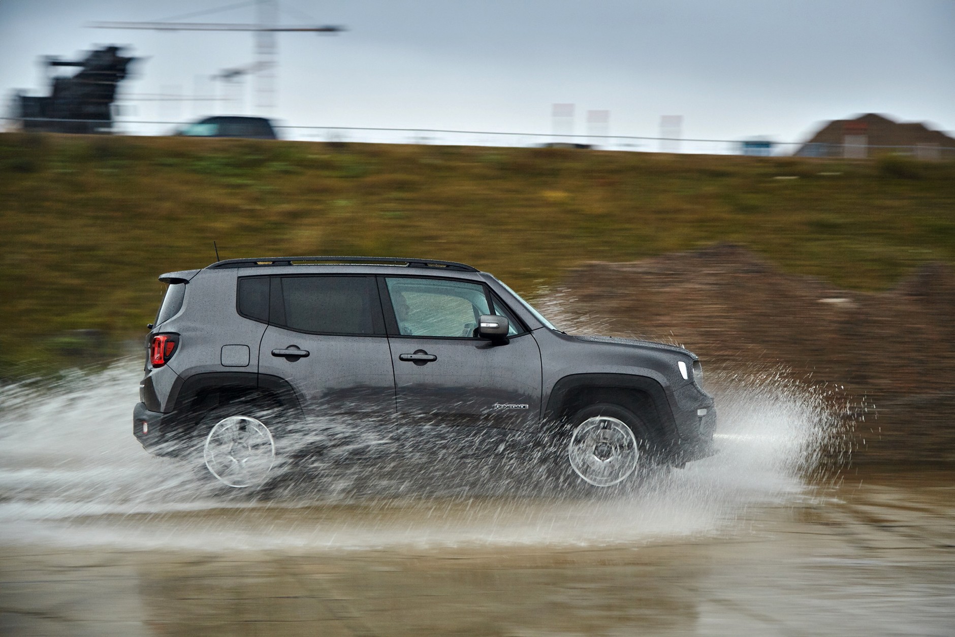 Porównanie 4 par SUV-ów: Mazda, Mitsubishi, Jeep i Volkswagen.