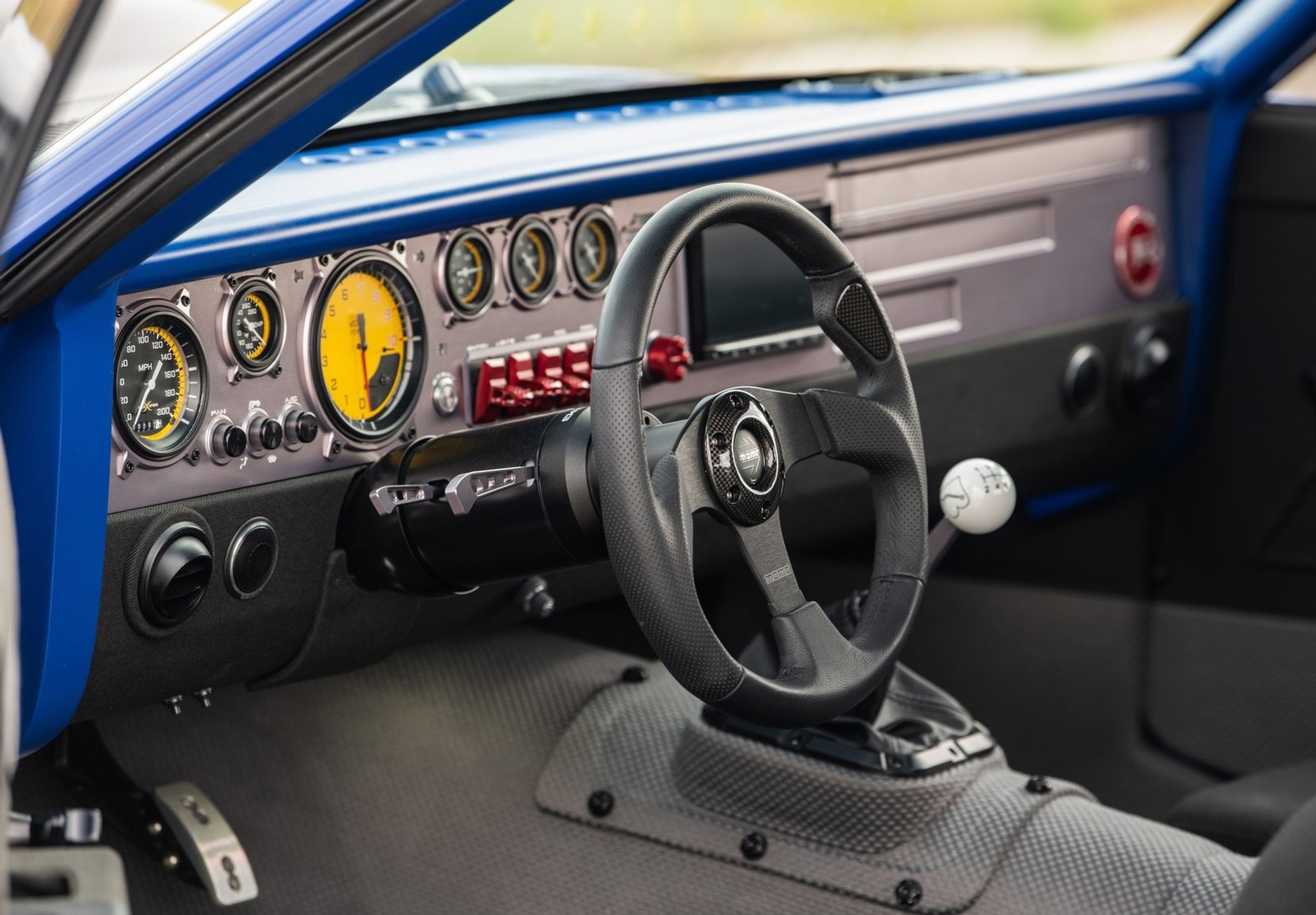 Ford Mustang Mach 1 UNKL stuningowany przez Ringbrothers