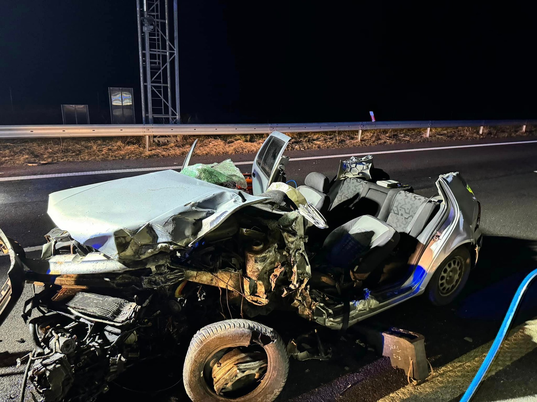 Zderzenie czołowe na drodze S22. Golf wbił się w TIR-a