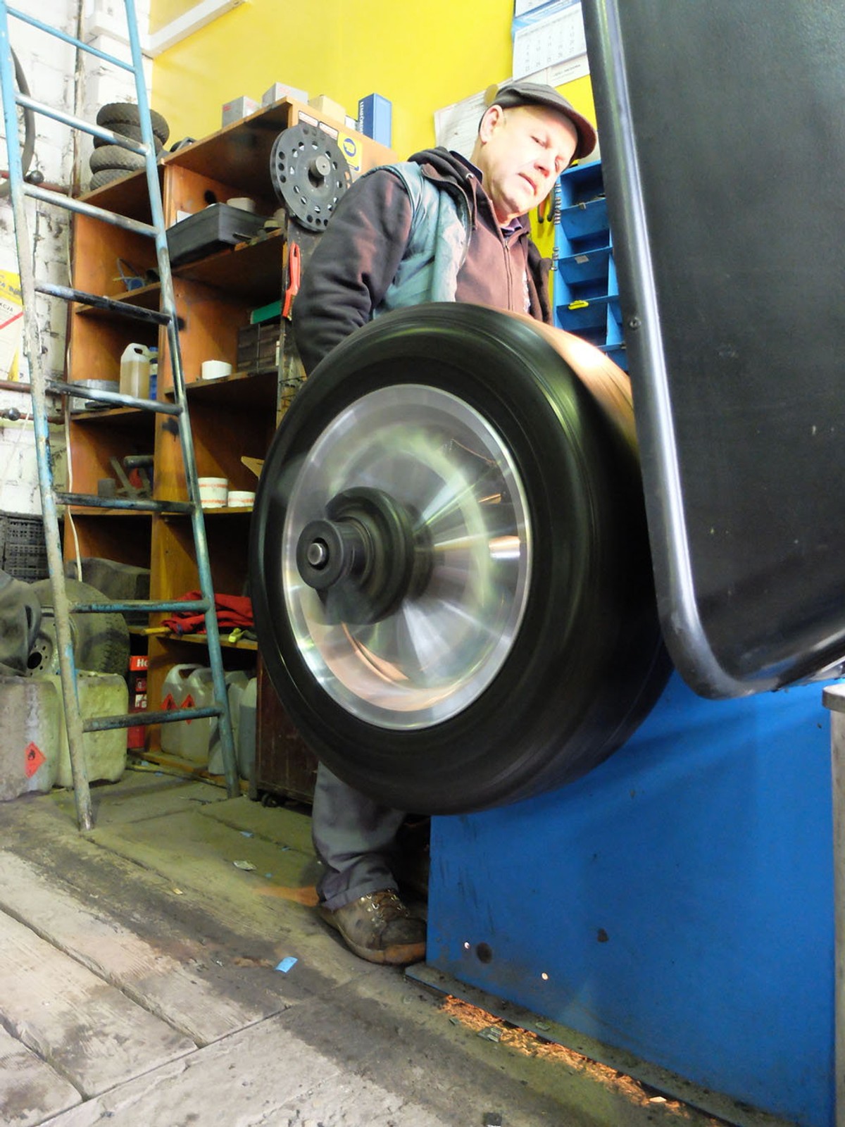 Alufelgi na wysoki połysk - renowacja felg krok po kroku