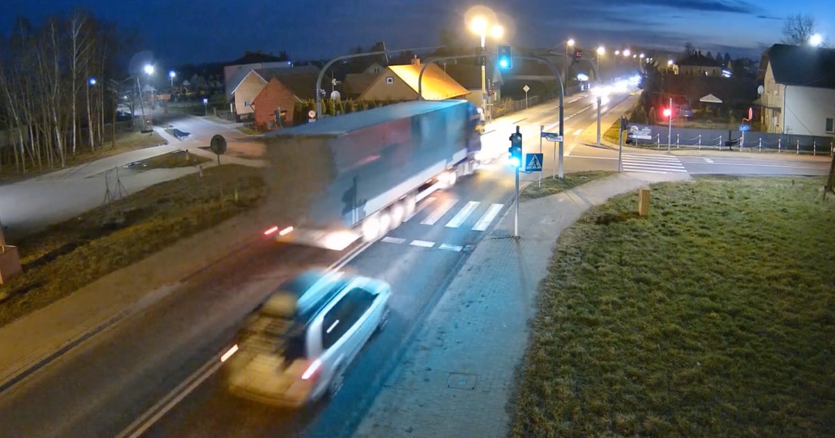 Kierowca ciężarówki wyprzedził na skrzyżowaniu