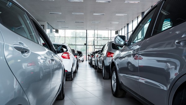 Wyprzedaże roczników już ruszyły. Przeglądamy oferty, które mają producenci. Są haczyki