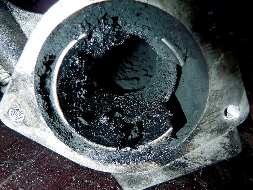 Nieodpowiednie domieszki do paliwa mogą przyspieszać odkładanie się sadzy i smolistych osadów m.in. w układzie recyrkulacji spalin, a także przyspieszać zbieranie się popiołu w filtrach cząstek stałych.