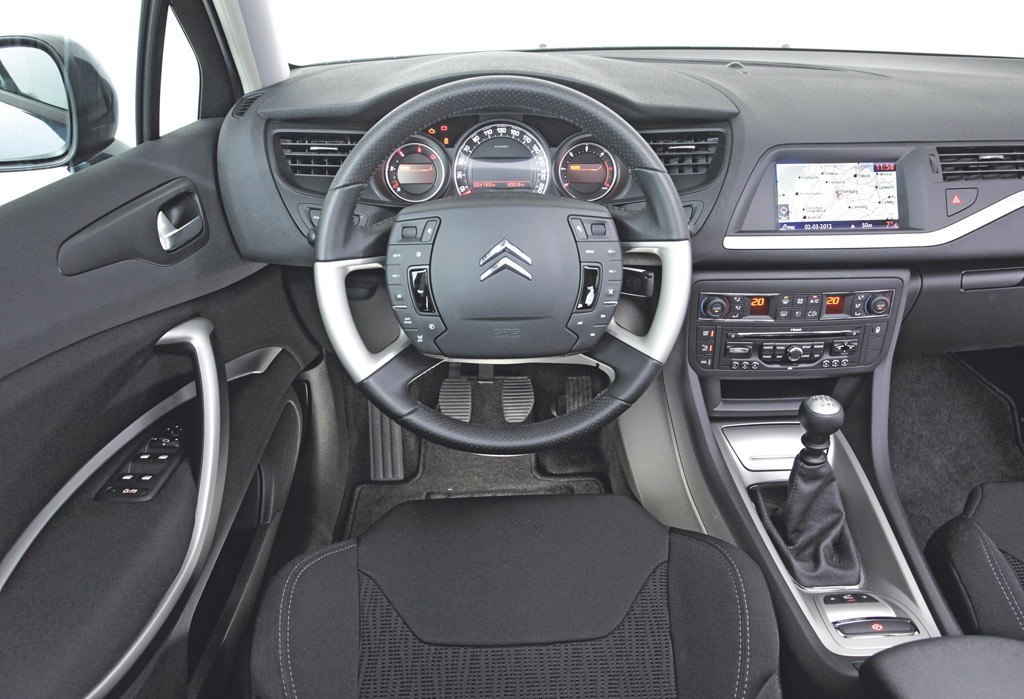 Citroen C5 kontra Honda Accord i Toyota Avensis: które kombi spodoba się rodzinie