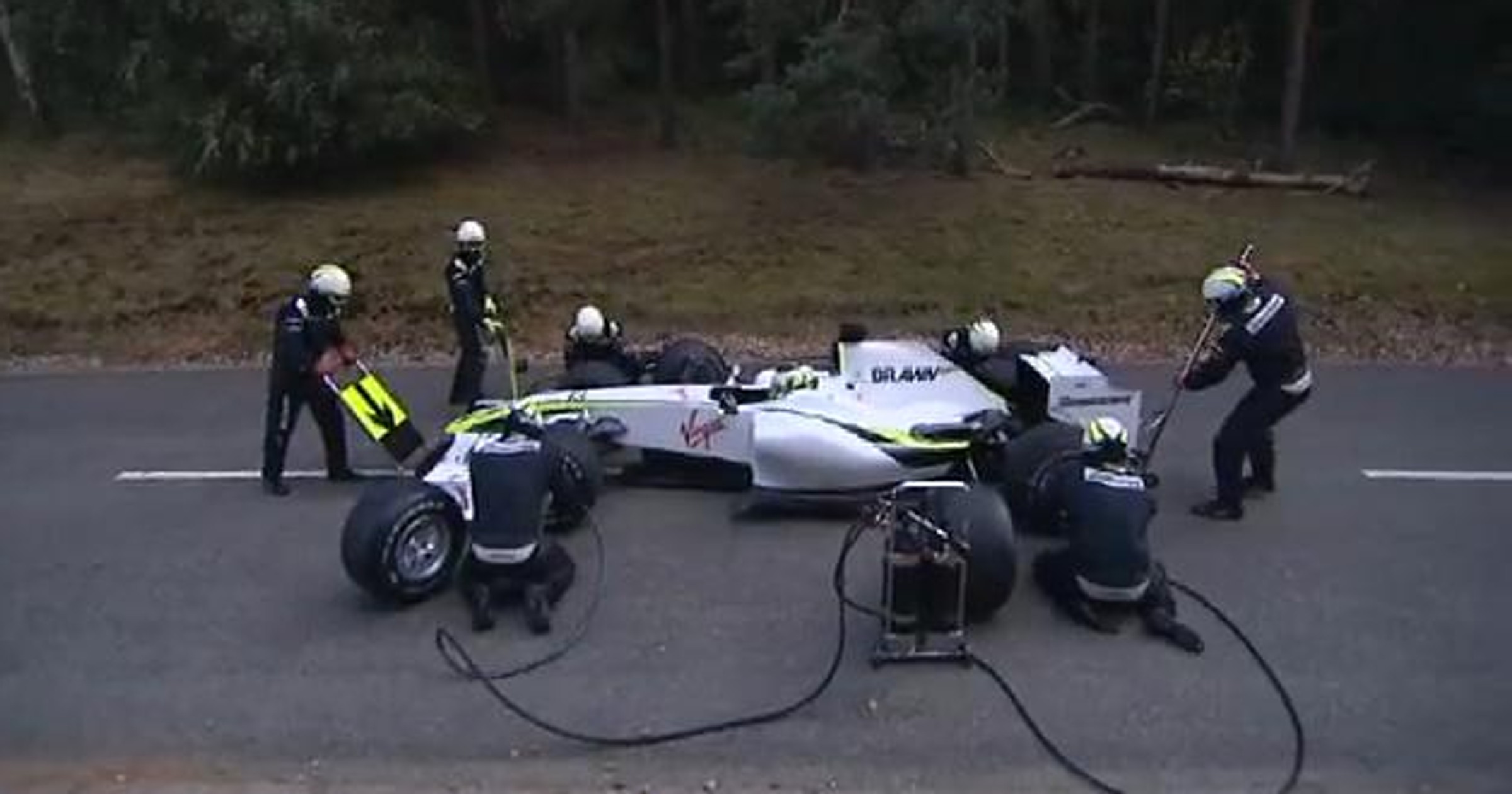 Niedźwiedź atakuje Pit Stop