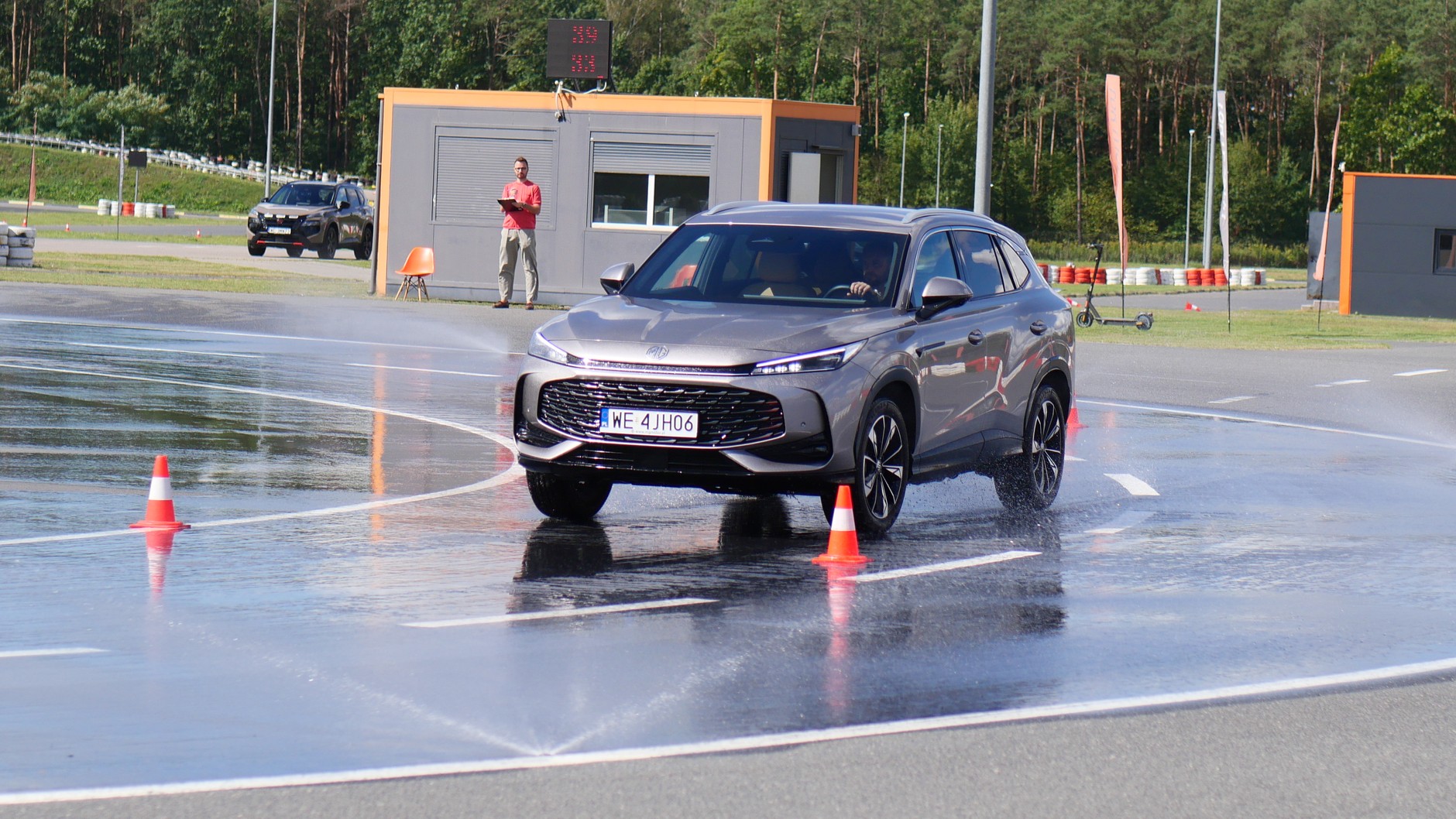 MG HS podczas próby na mokrym zakręcie