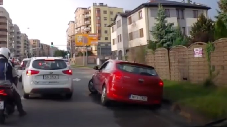 Omijał kolejkę, wpadł w błoto