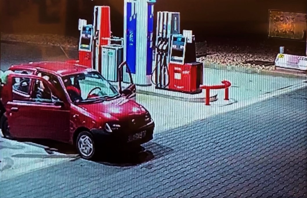 Zgubny przystanek. Kamery na stacji nagrały nastolatków