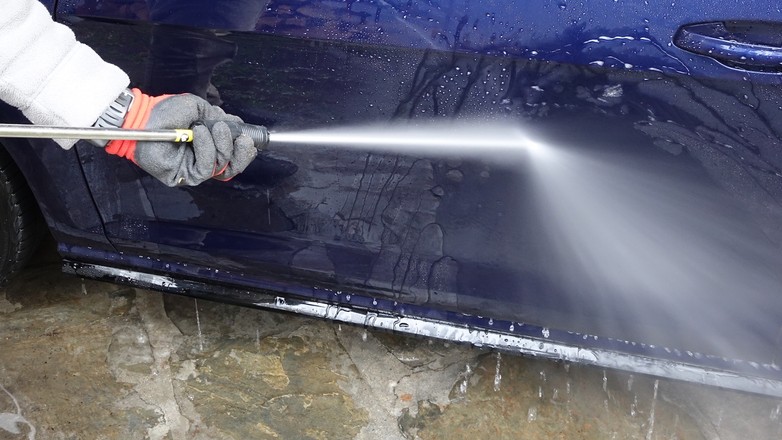 Im więcej wody tłoczy myjka, tym mycie auta jest szybsze i bezpieczniejsze dla samochodu