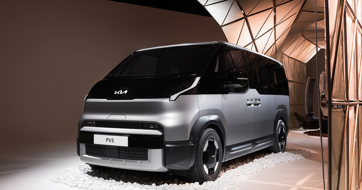 Futurystyczna Kia PV5 w produkcyjnej wersji