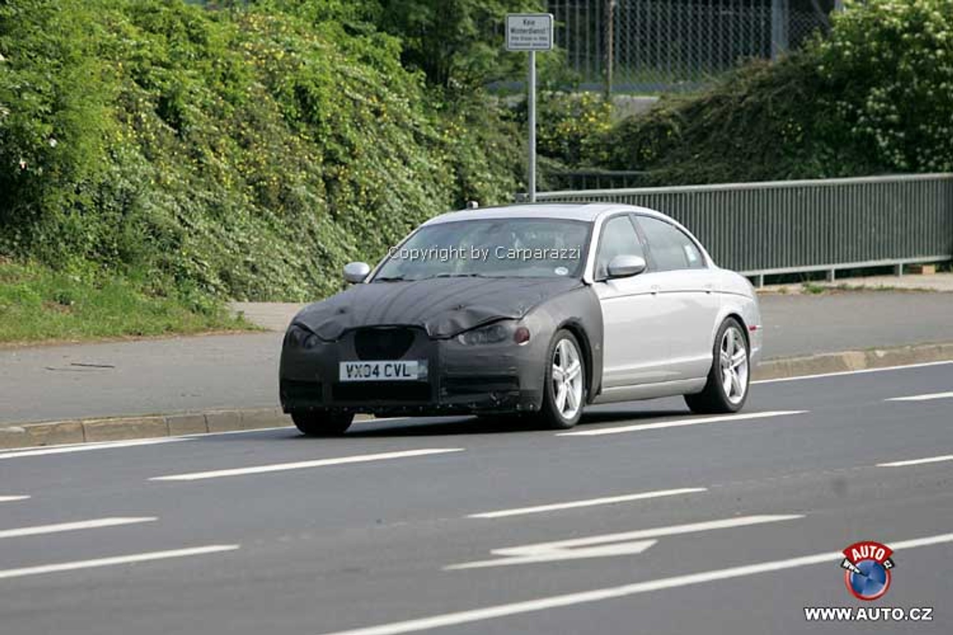 Zdjęcia szpiegowskie: nowy Jaguar S-Type