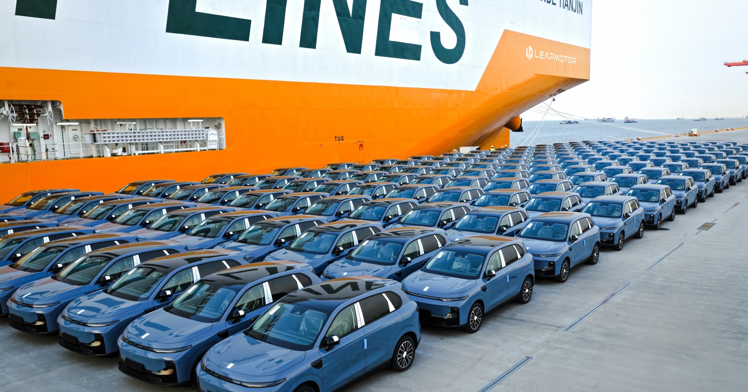 Chińskie auta Leapmotor B10 podczas załadunku na statek płynący do Europy