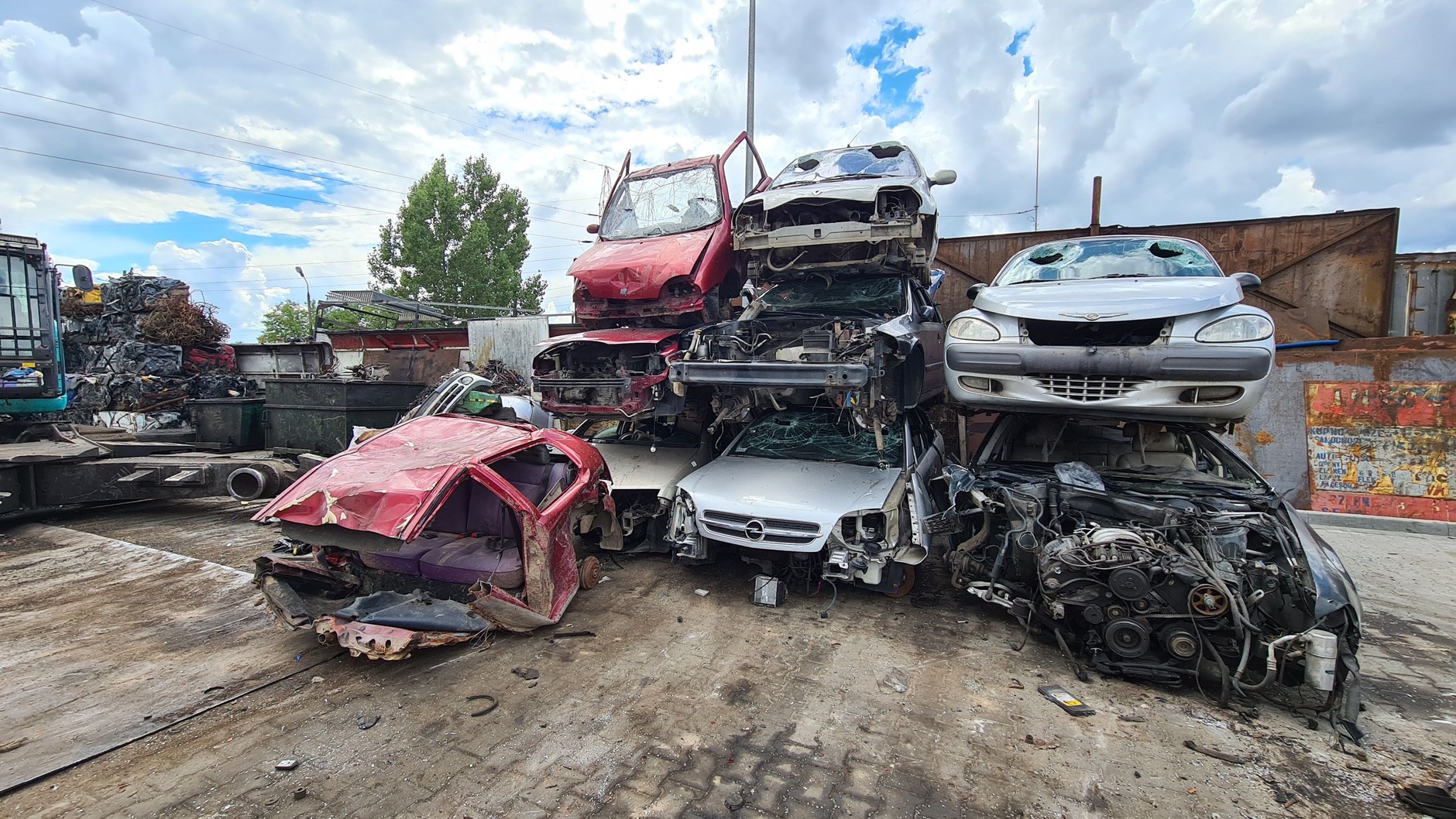 Auto złom w Siedlcach. Sprawdzamy jak samochody kończą swój motoryzacyjny żywot