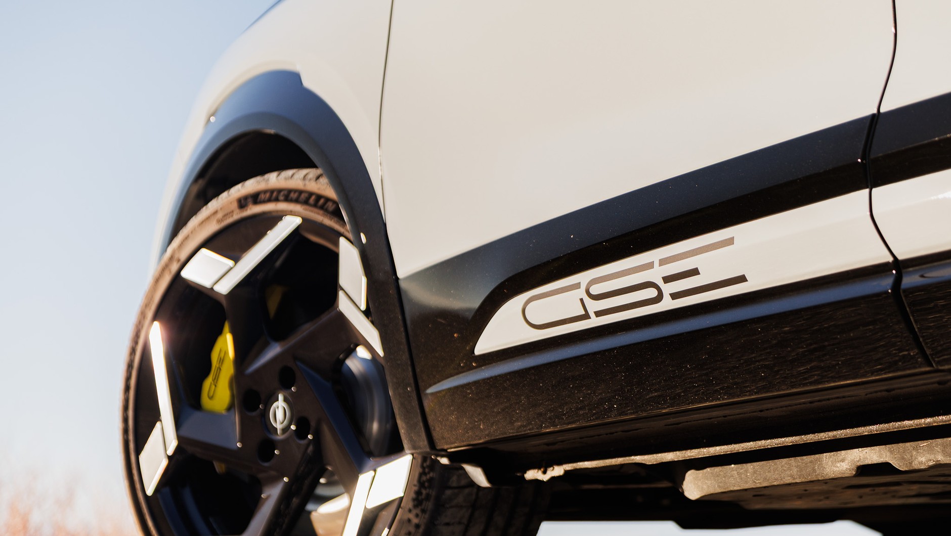 Opel Mokka GSE ma zmodyfikowane zawieszenie, hamulce i układ kierowniczy. Aż chce się jechać w zakręty