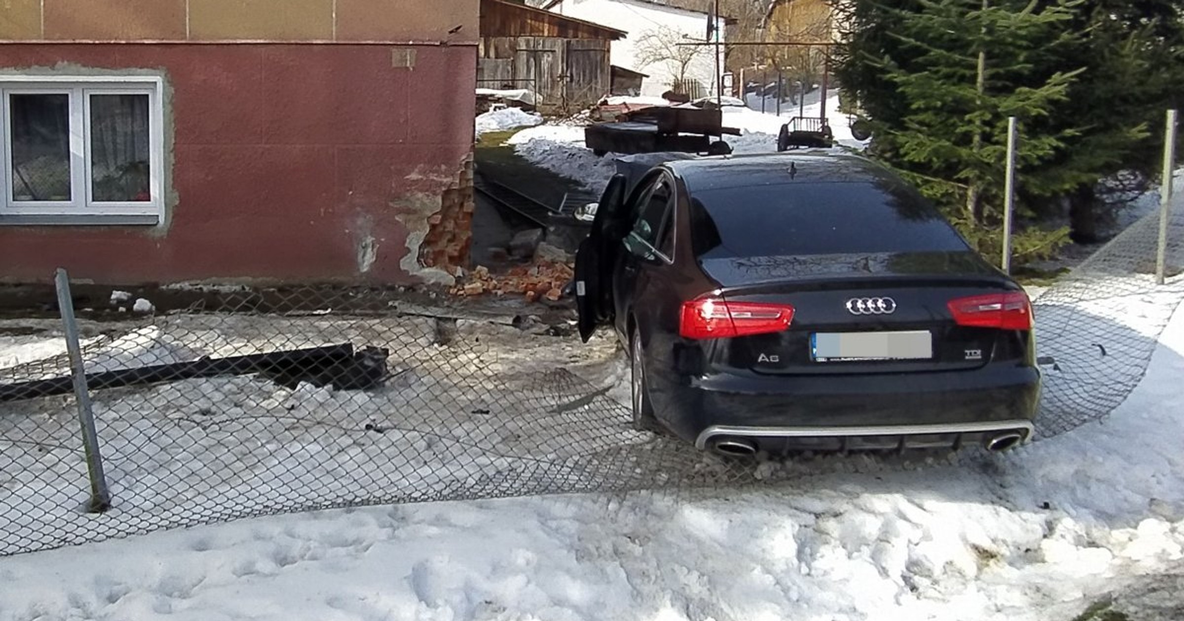 Pijany kierowca Audi wjechał w dom