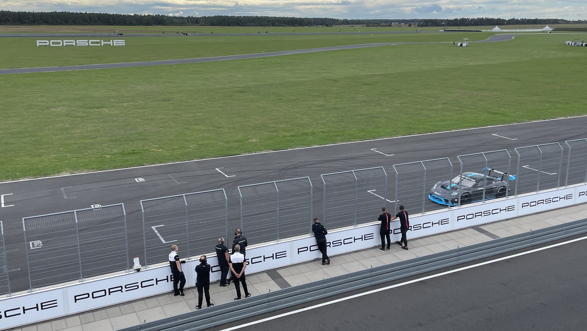 Przejazd Porsche GT4 e-Performance po torze Silesia Ring