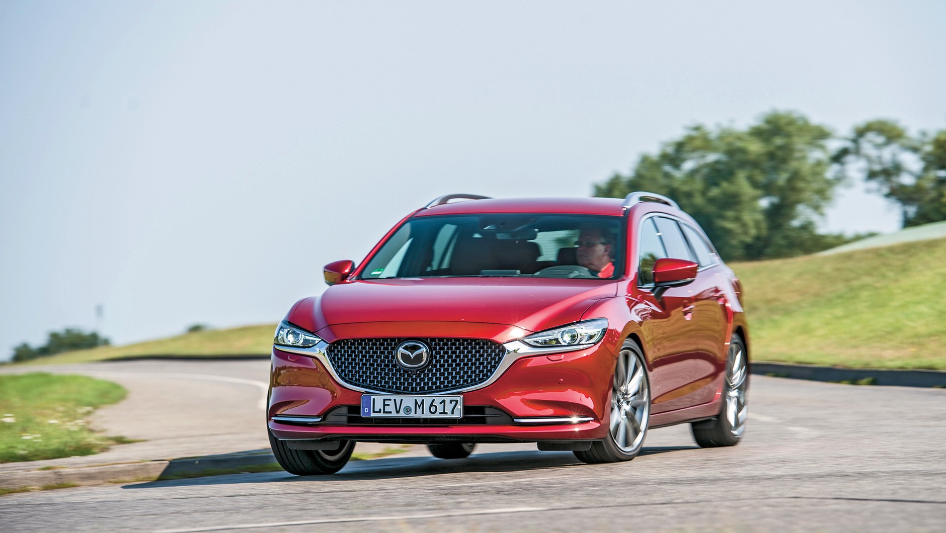 Cztery kombi klasy średniej - Mazda 6