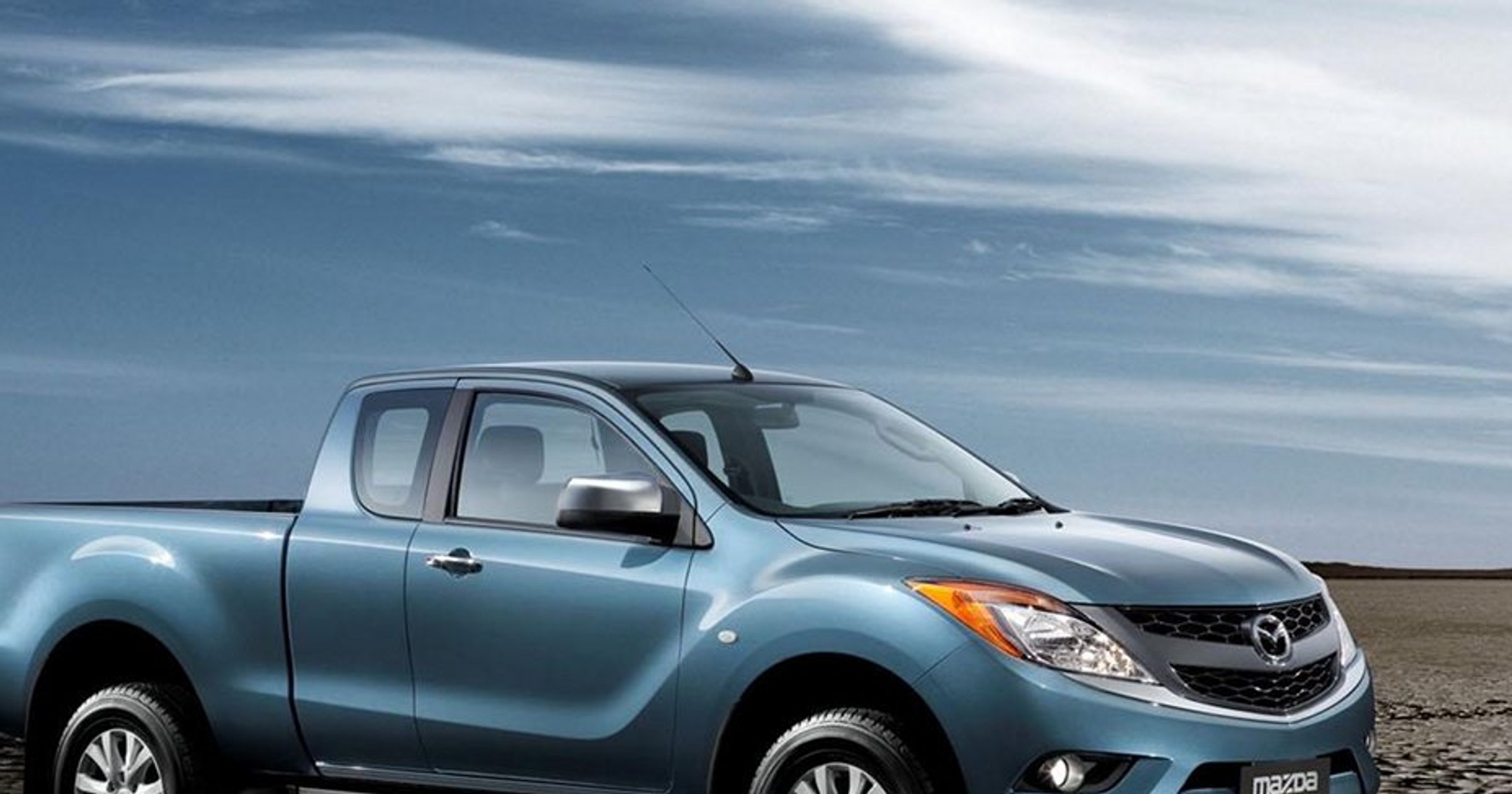 Mazda BT-50 z drzwiami otwieranymi pod wiatr