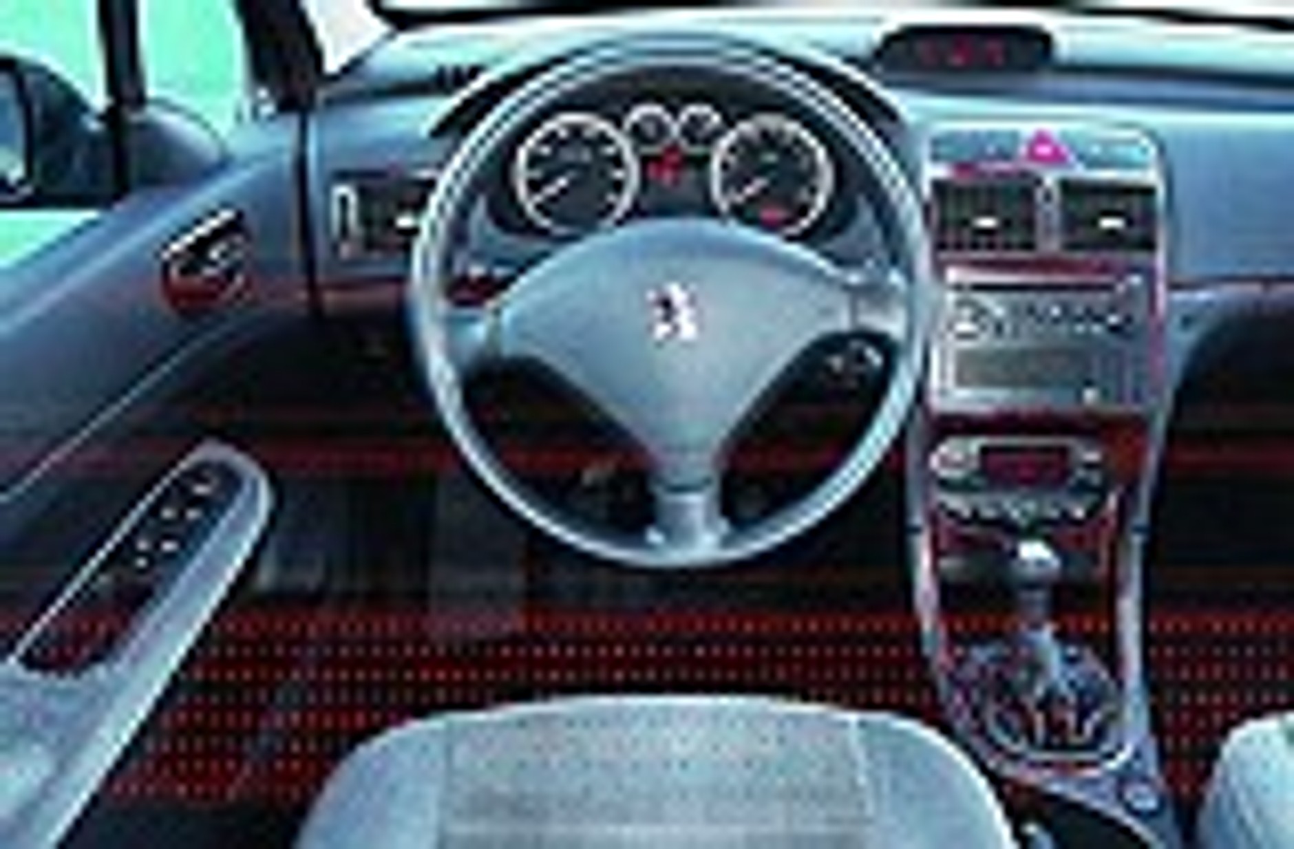 Szara myszka wychodzi z cienia