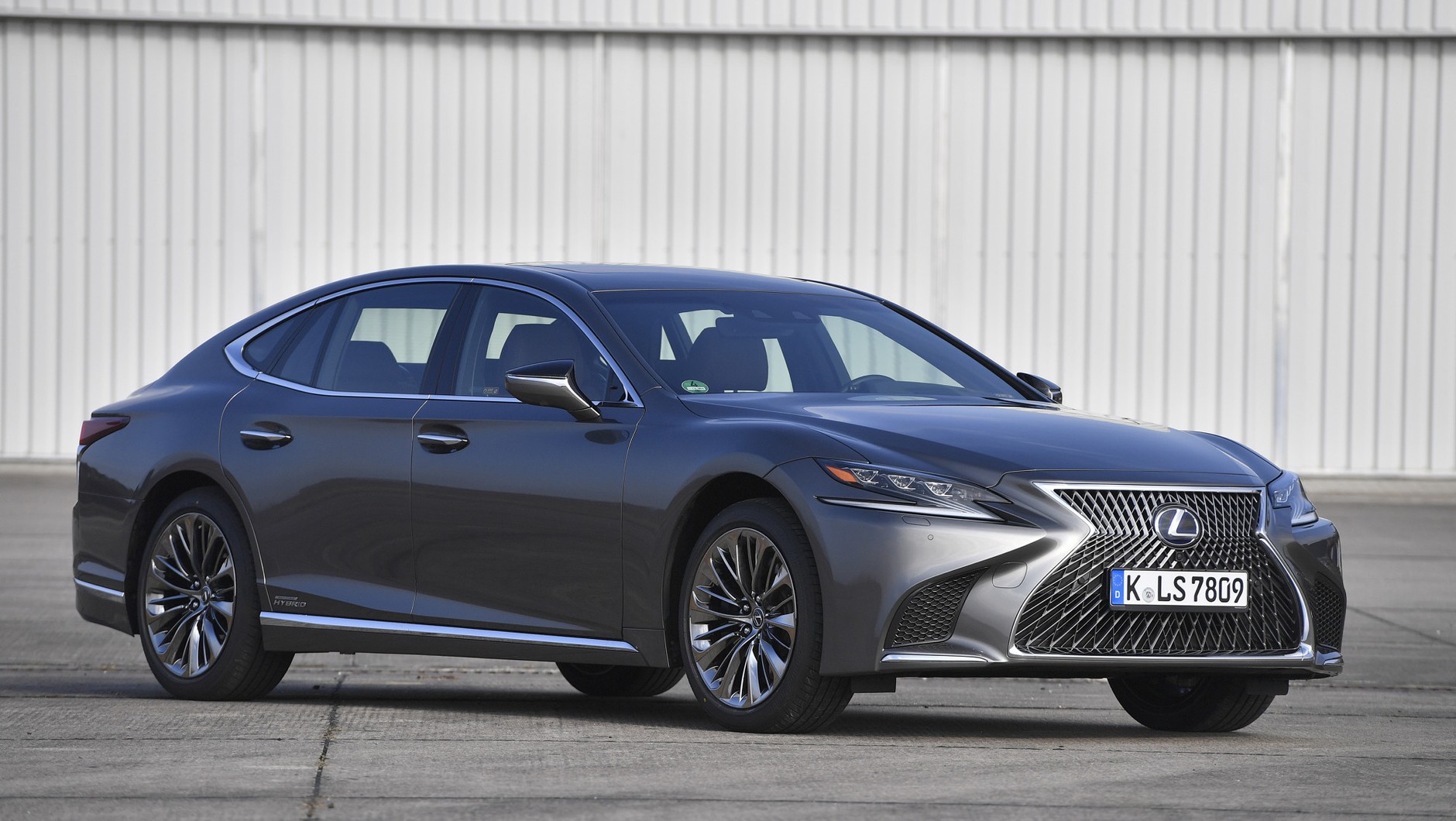 Lexus LS 500h: ponaddwutonowa hybryda z silnikiem benzynowym 3.5 V6 wspomaganym silnikiem elektrycznym do najoszczędniejszych aut nie należy, ale do luksusowych – jak najbardziej tak. Do setki przyspiesza w czasie poniżej 6 sekund. Teraz to auto będziecie mogli kupić taniej – po podpisie prezydenta trafi na listę aut opodatkowanych preferencyjnie