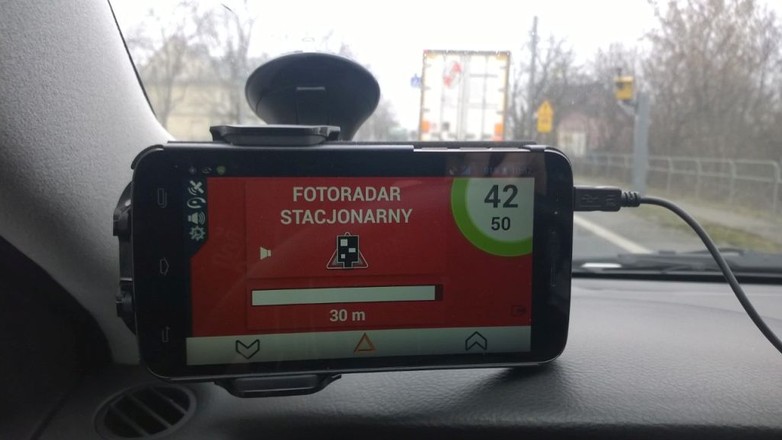 Podobnie jak urządzenie sprzedawane wraz z abonamentem, iCoyote ma ostrzegać kierowców o zagrożeniach i niebezpieczeństwach na drodze.