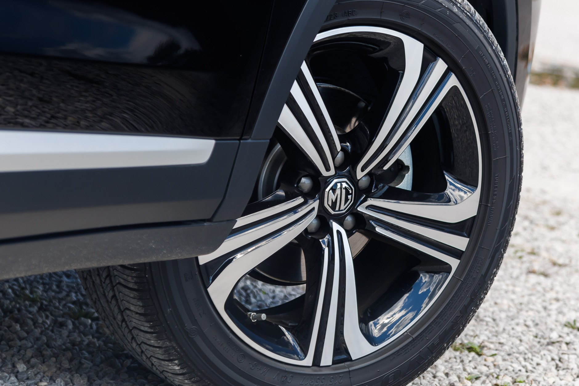 Dacia Duster kontra MG ZS. Porównanie dwóch budżetowych samochodów