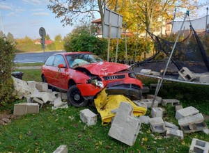 Uciekał przed policjantami ulicami miasta. "Skończył" w czyimś ogródku