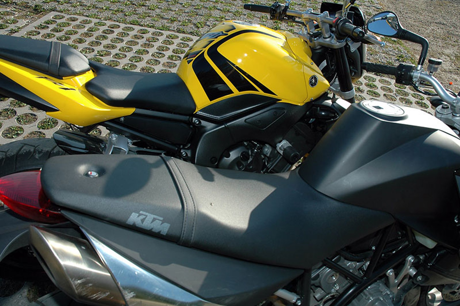 KTM 990 SuperDuke vs. Yamaha FZ1 (test porównawczy)