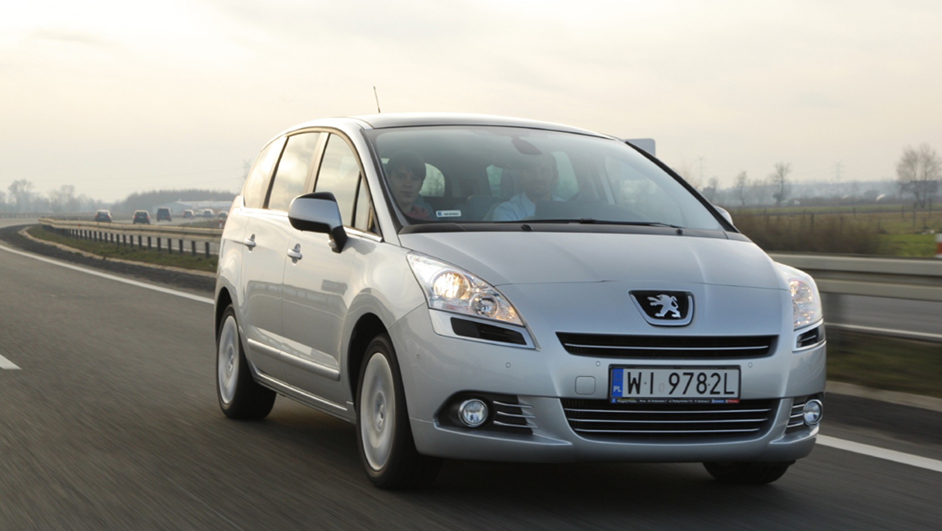 Peugeot 5008 wygląda atrakcyjnie i nieźle jeździ. Lepiej rozważać tylko diesle