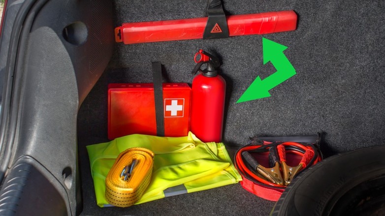 Obowiązkowe wyposażenie auta w Polsce to gaśnica i trójkąt ostrzegawczy. Warto jednak sprawdzić, co wymagane jest w kraju naszej wakacyjnej podróży