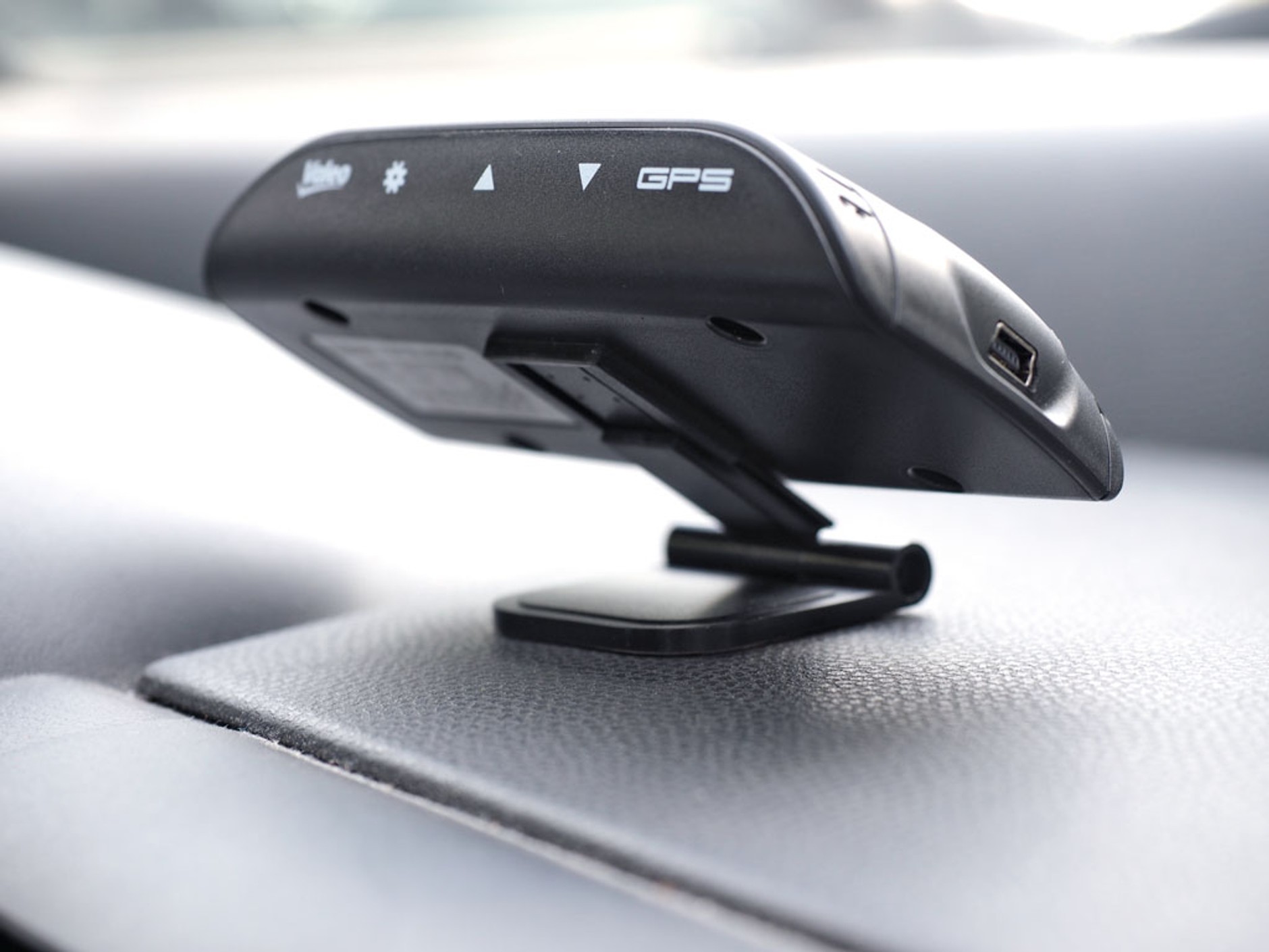 Jak zamontować wyświetlacz Head-Up?