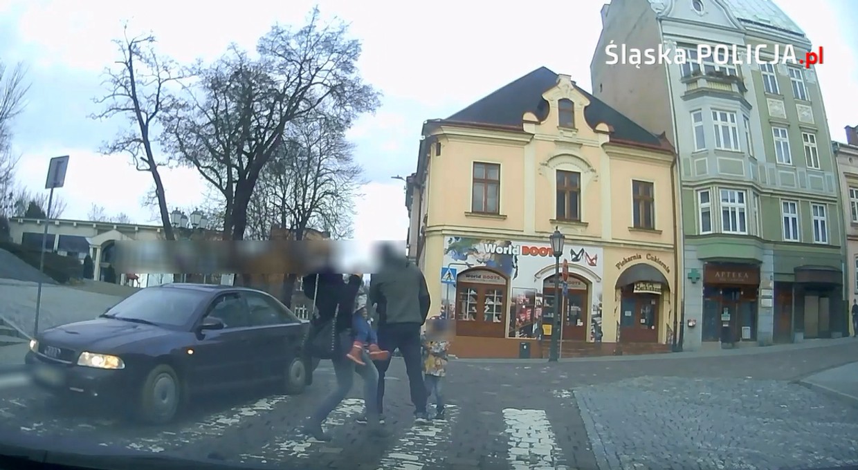 Matka uratowała dziecko spod kół na przejściu dla pieszych. Kierowca miał więcej na sumieniu [Nagranie]