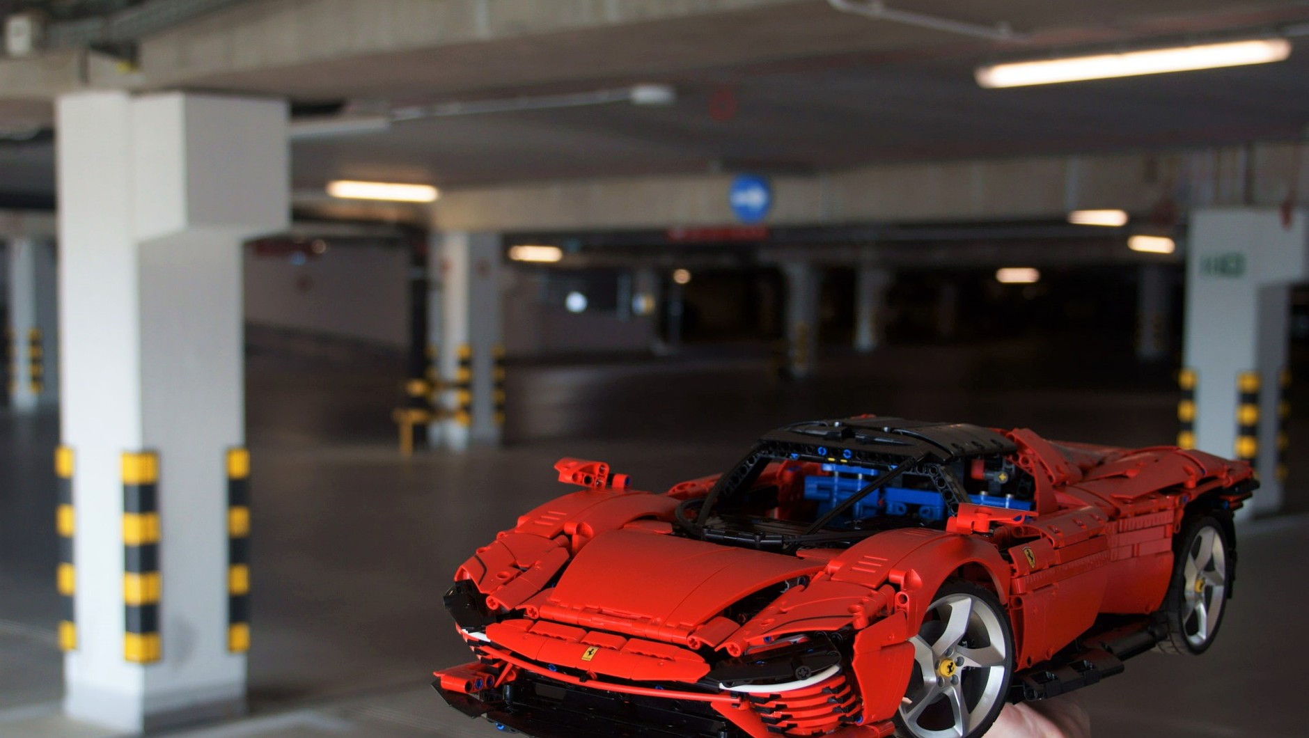 Ferrari Daytona SP3 na parkingu piętrowym