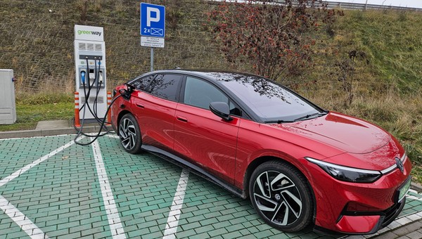 Kierowcy aut spalinowych kontra elektrycznych. Skąd bierze się niechęć do napędu zeroemisyjnego