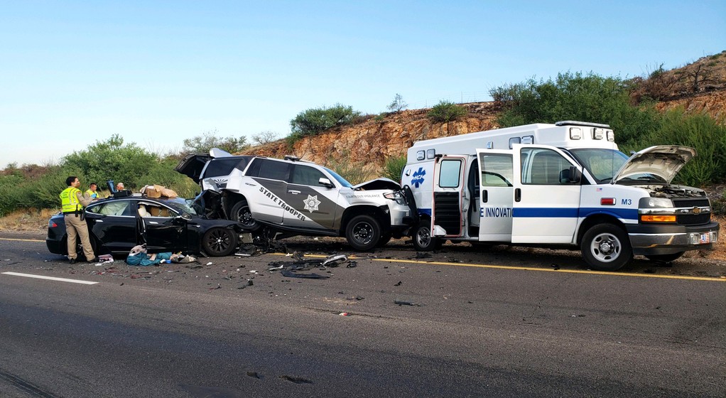 Wjechał w Teslą w radiowóz i zrzucił winę na autopilota