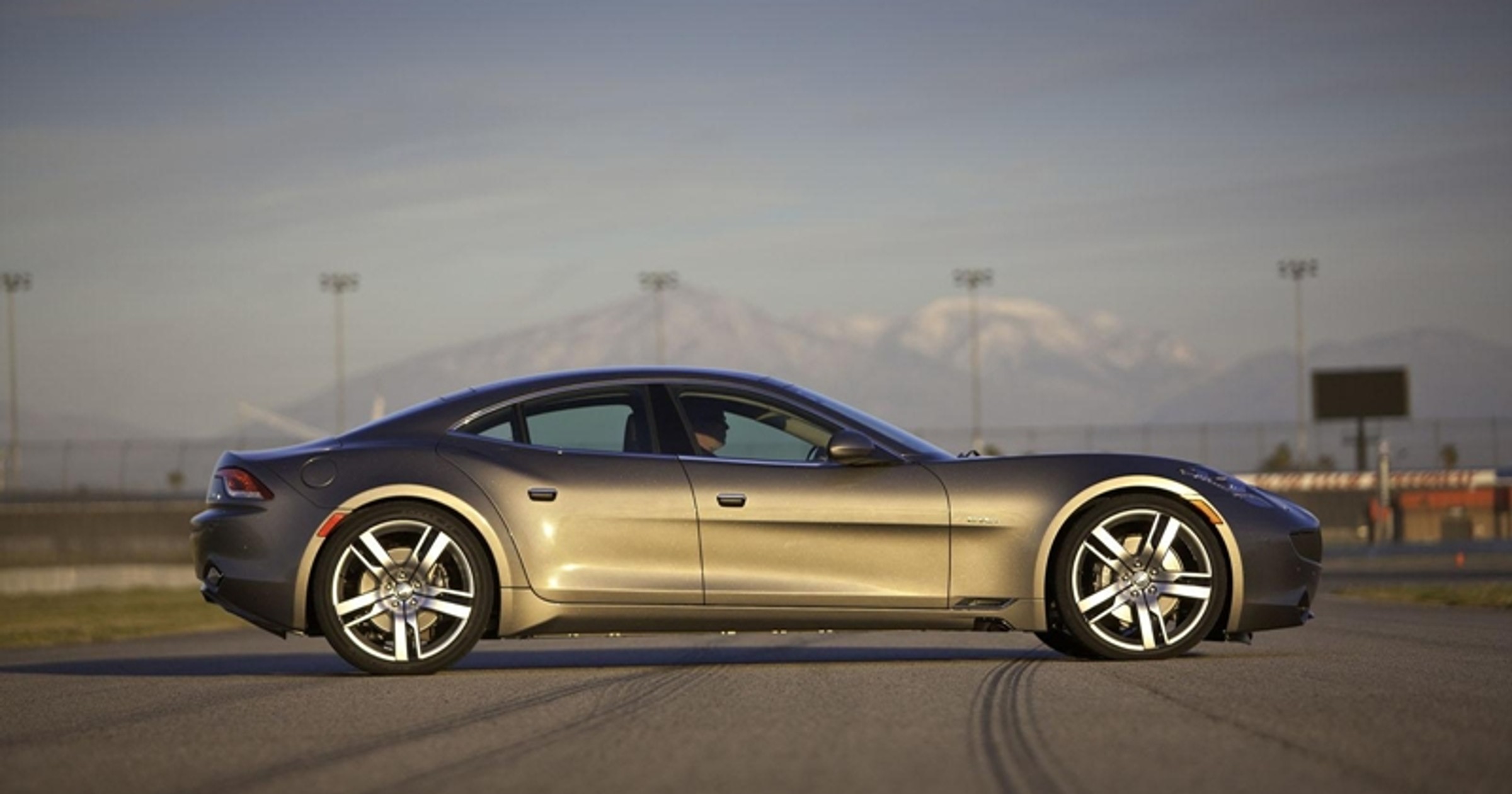 Fisker Karma. Amerykański producent tych efektownych aut planował nowe modele, ale zbankrutował. Inni się ratują, kasując projekty