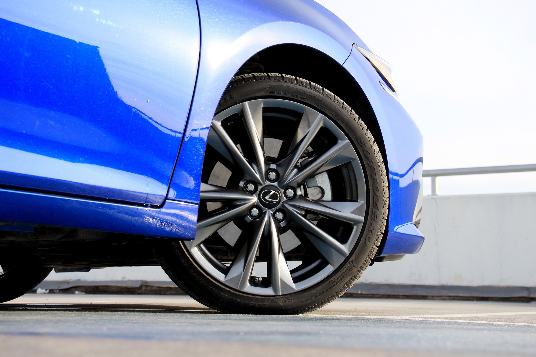 Lexus ES 300h, czyli nowy konkurent hybrydowej „Piątki” i „E-Klasy” | Test