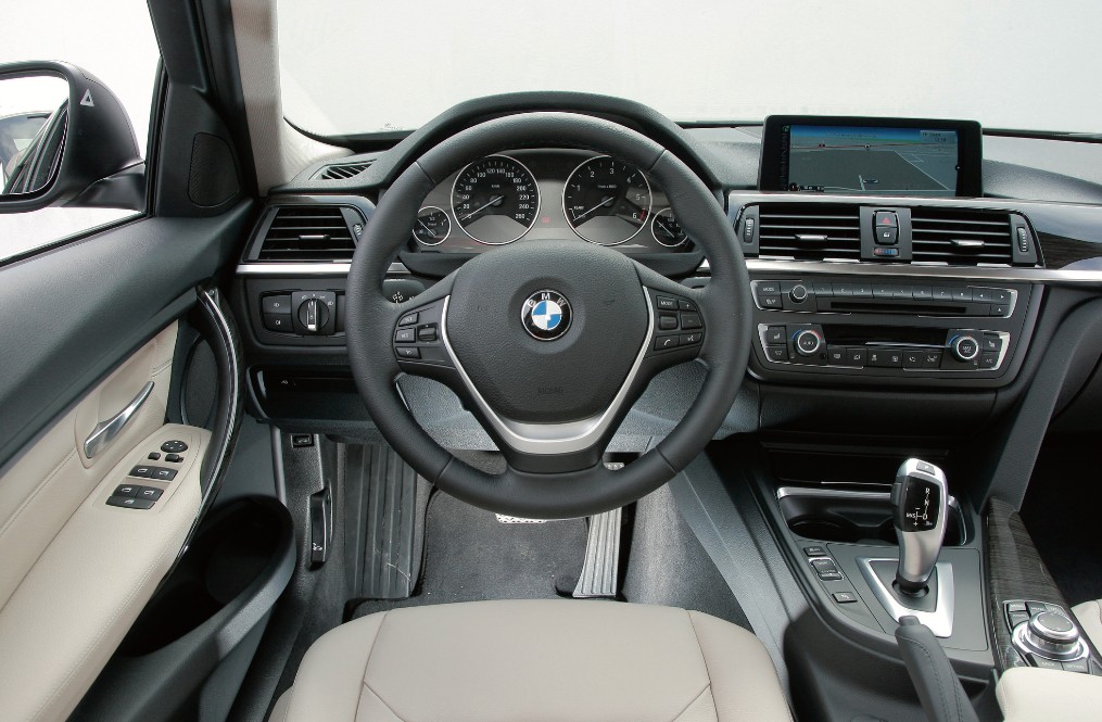 Dobra pozycja za kierownicą, ale niektóre materiały takie sobie. Kruszy się np. wewnętrzny uchwyt do zamykania drzwi